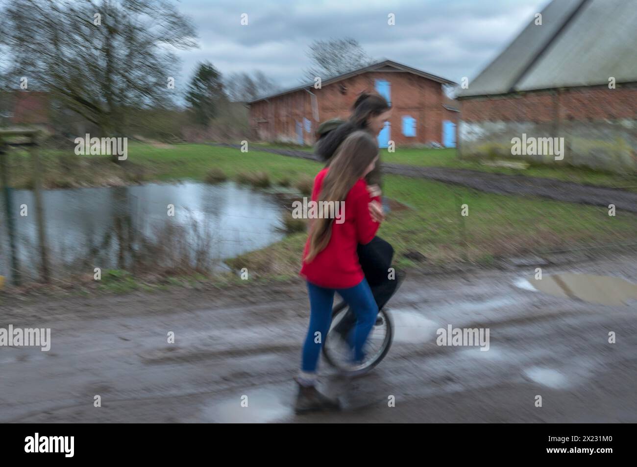 Mädchen mit Einrad, Bewegungsunschärfe, Mecklenburg-Vorpommern, Deutschland Stockfoto