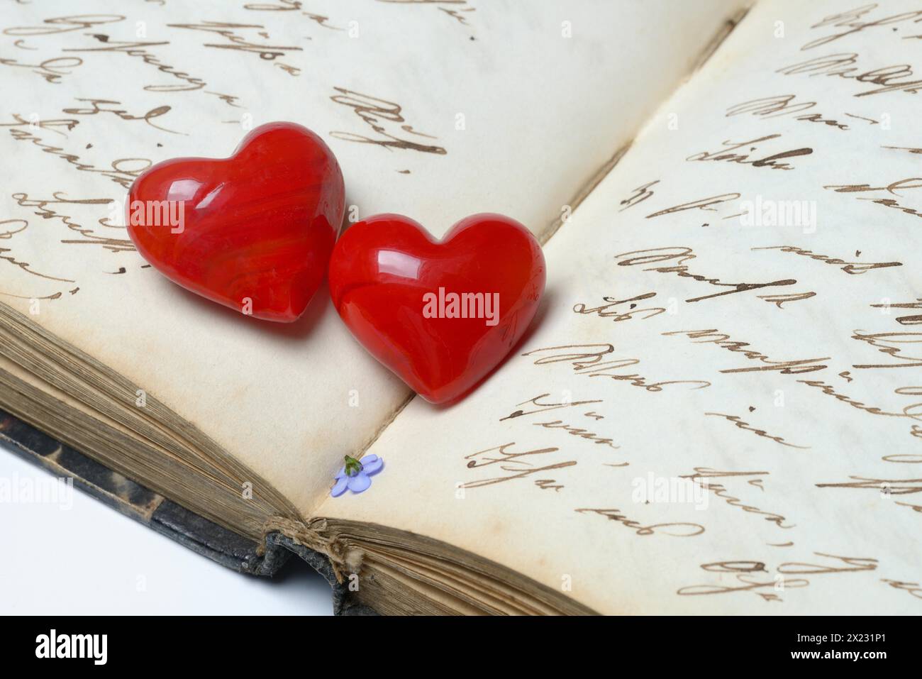 Rote Herzen auf der Tagebuchseite Stockfoto