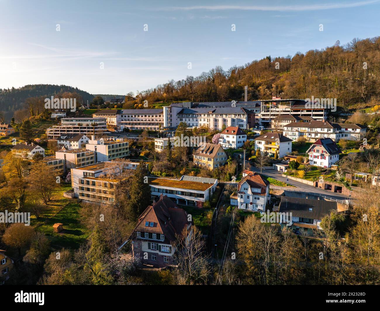 Stadtpanorama mit Häusern und einem großen Krankenhauskomplex, Calw, Schwarzwald, Deutschland Stockfoto