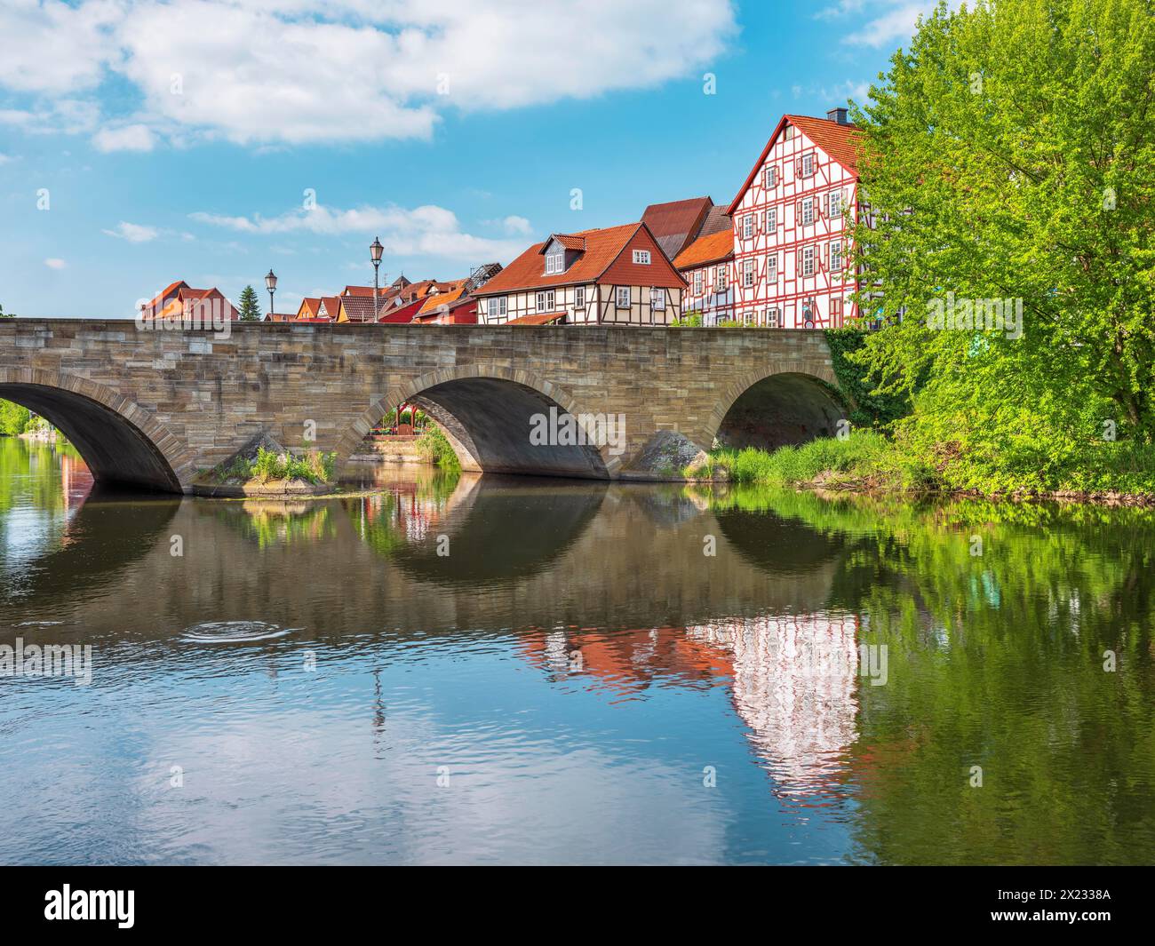 Steinbrücke über die Werra und Fachwerkhäuser in der historischen Altstadt von Allendorf, Hessisches Bergland, Werratal, Bad Stockfoto