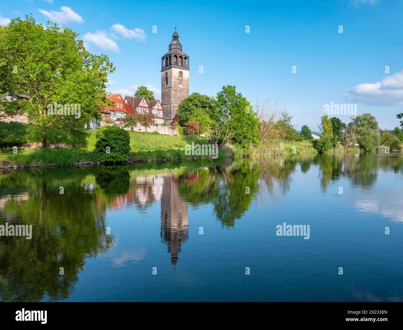 St. Crucis Kirche, Fachwerkhäuser und Stadtmauer in der historischen Altstadt von Allendorf, Reflexion in der Werra, Hessisches Hochland, Werra Stockfoto
