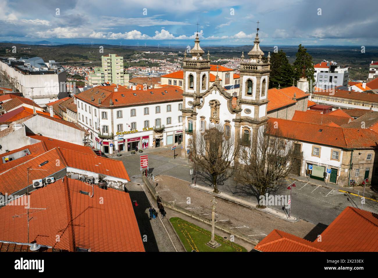Erhöhter Blick auf die Kirche Misericórdia und die umliegende Altstadt von Guarda. Stockfoto