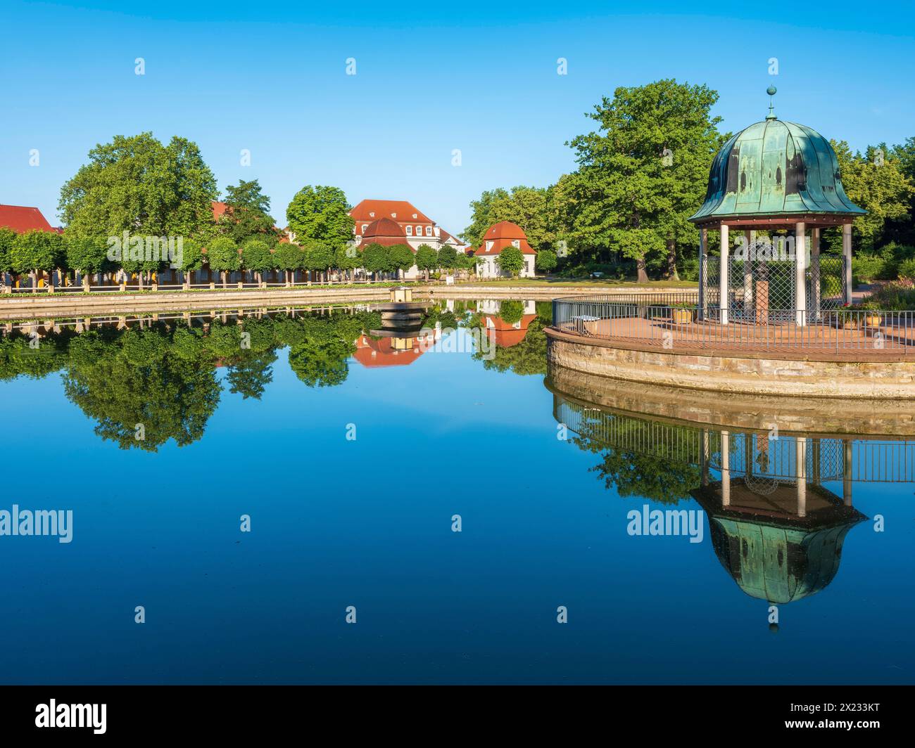 Historische Kuranlagen, Parkteich mit Christiane-Vulpius-Pavillon, Goethe-Stadt Bad Lauchstaedt, Sachsen-Anhalt, Deutschland Stockfoto
