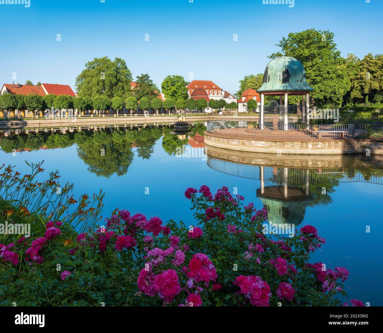 Historische Kuranlagen, Parkteich mit Christiane-Vulpius-Pavillon, Goethe-Stadt Bad Lauchstaedt, Sachsen-Anhalt, Deutschland Stockfoto