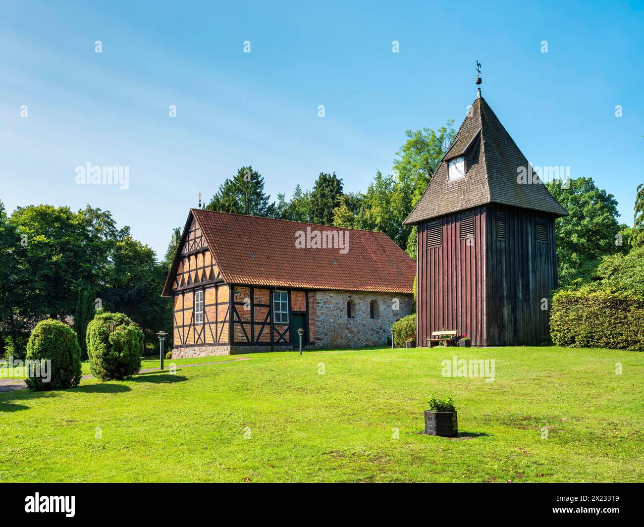 Fachwerkkirche und freistehender Glockenturm, Undeloh, Lüneburger Heide, Niedersachsen, Deutschland Stockfoto