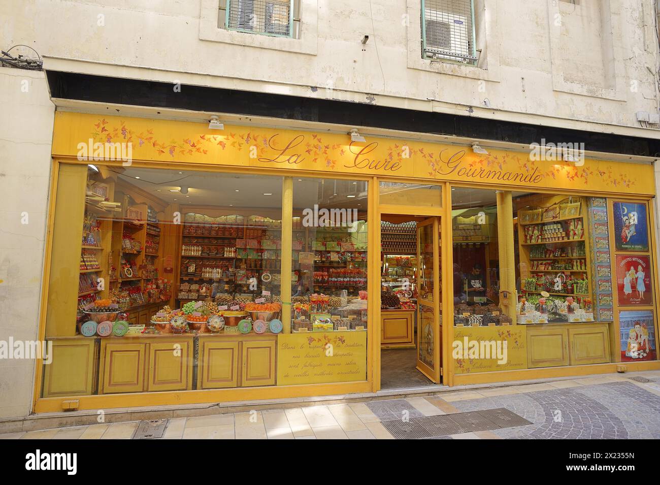 Süßwarengeschäft „La Cure Gourmande“, Eingang und Schaufenster, Avignon, Vaucluse, Provence-Alpes-Cote d'Azur, Südfrankreich, Frankreich Stockfoto