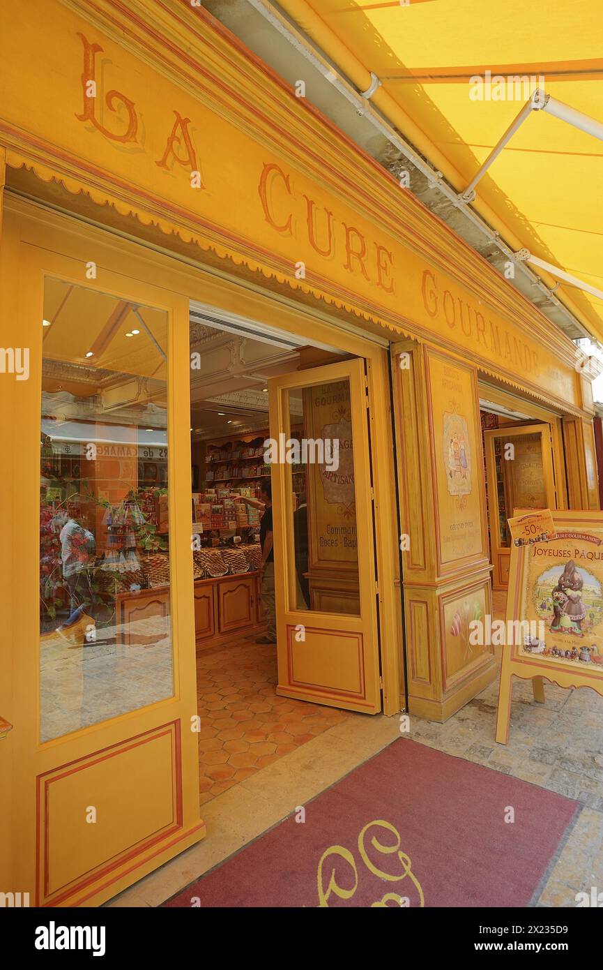 Süßwarengeschäft „La Cure Gourmande“, Aigues-Mortes, Camargue, Gard, Languedoc-Roussillon, Südfrankreich, Frankreich Stockfoto
