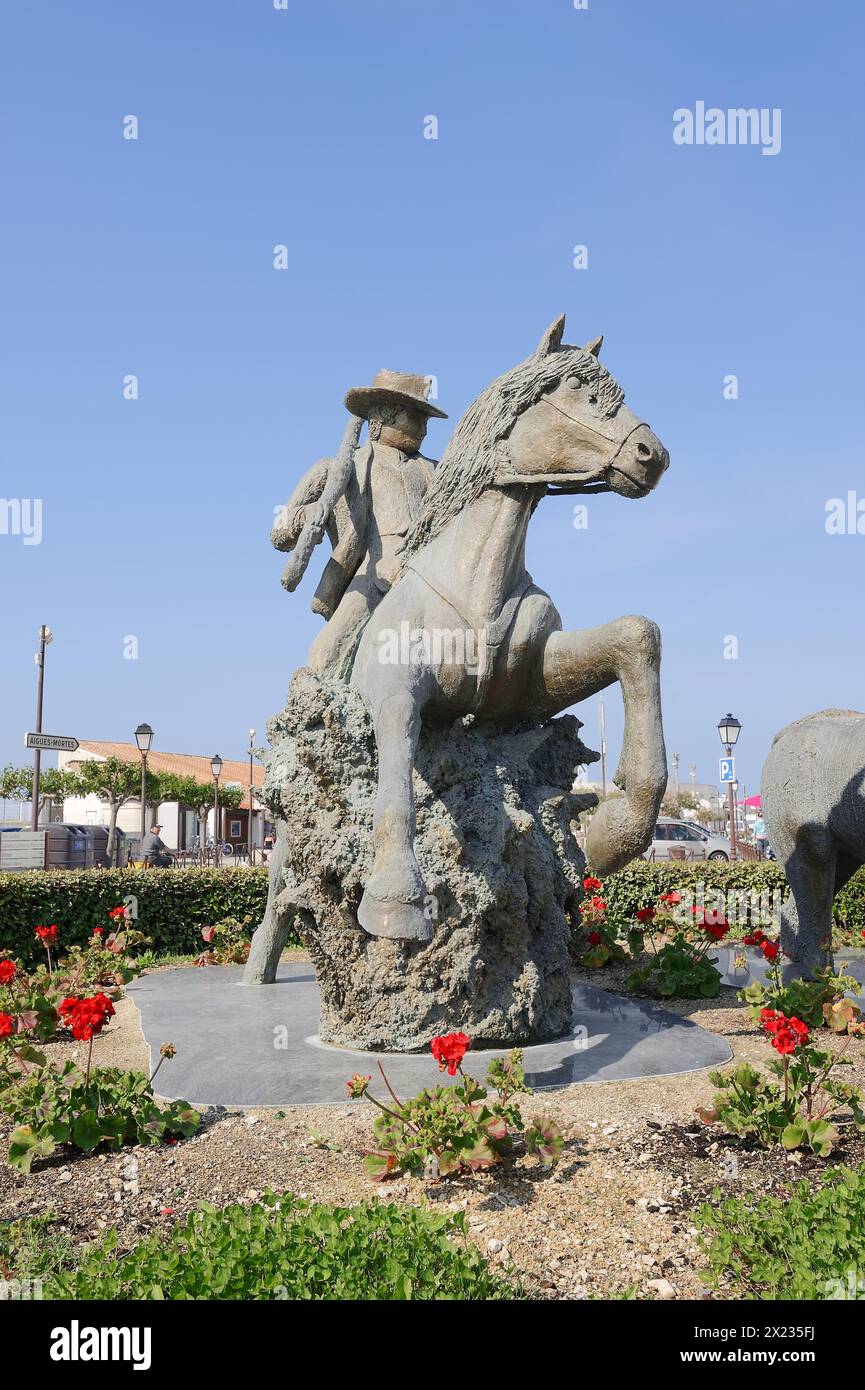 Statue eines Pferdes mit Camargue, Les Saintes-Maries-de-la-Mer, Camargue, Bouches-du-Rhone, Provence-Alpes-Cote d'Azur, Südfrankreich, Frankreich Stockfoto