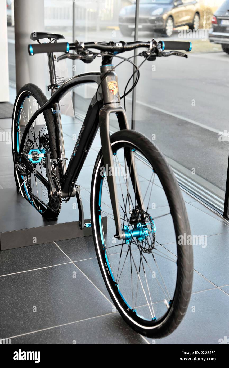 Modernes E-Bike (Porsche) mit schwarzem Rahmen und blauen Designelementen im Showroom, Schwäbisch Gmuend, Baden-Württemberg, Deutschland Stockfoto