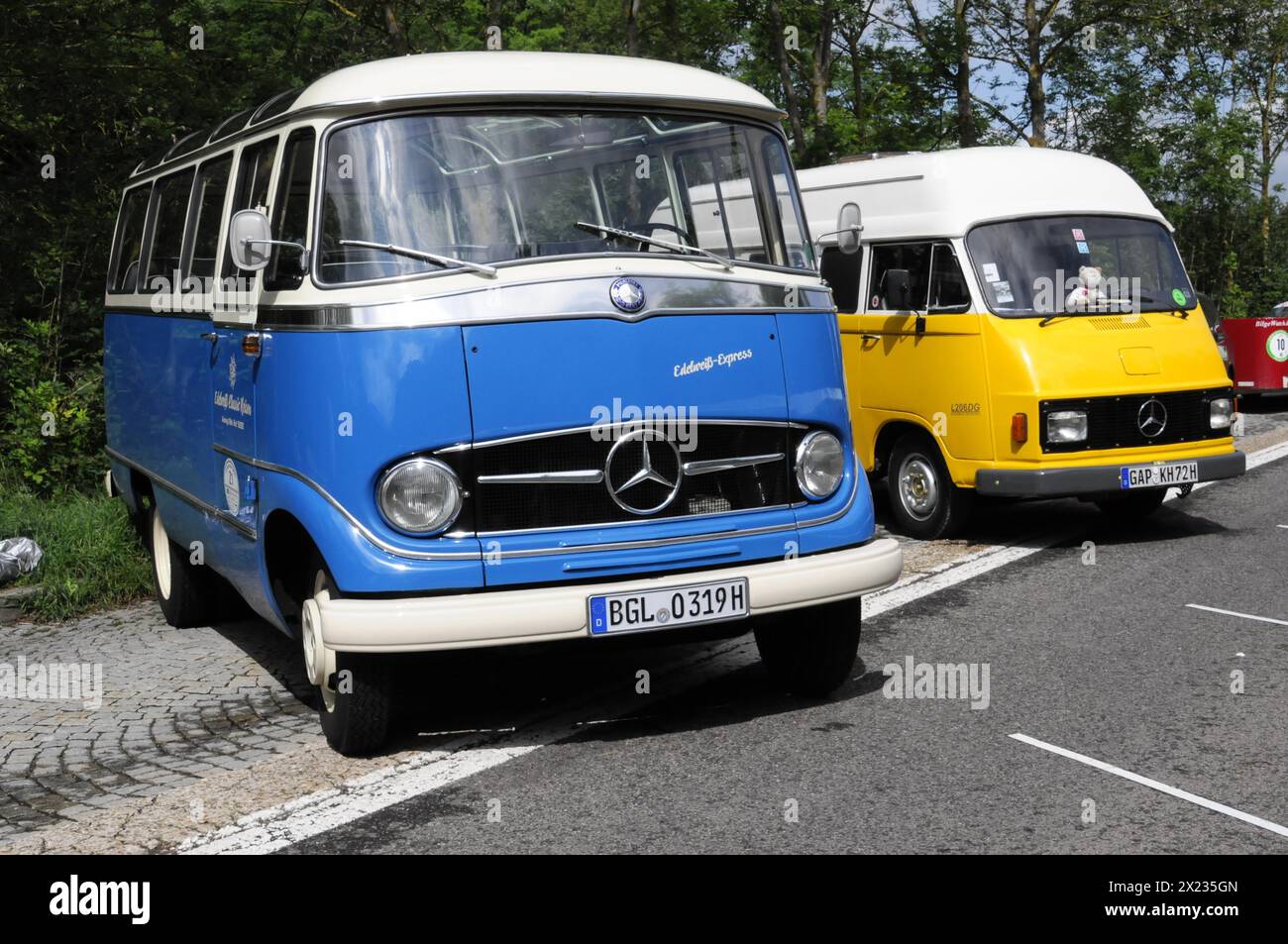 Zwei farbenfrohe Vintage-Lieferwagen parken nebeneinander, SOLITUDE REVIVAL 2011, Stuttgart, Baden-Württemberg, Deutschland, Europa Stockfoto