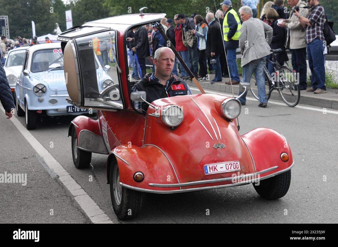 Roter Dreiradwagen mit offenem Dach und Fahrer, bei einer Veranstaltung, SOLITUDE REVIVAL 2011, Stuttgart, Baden-Württemberg, Deutschland Stockfoto