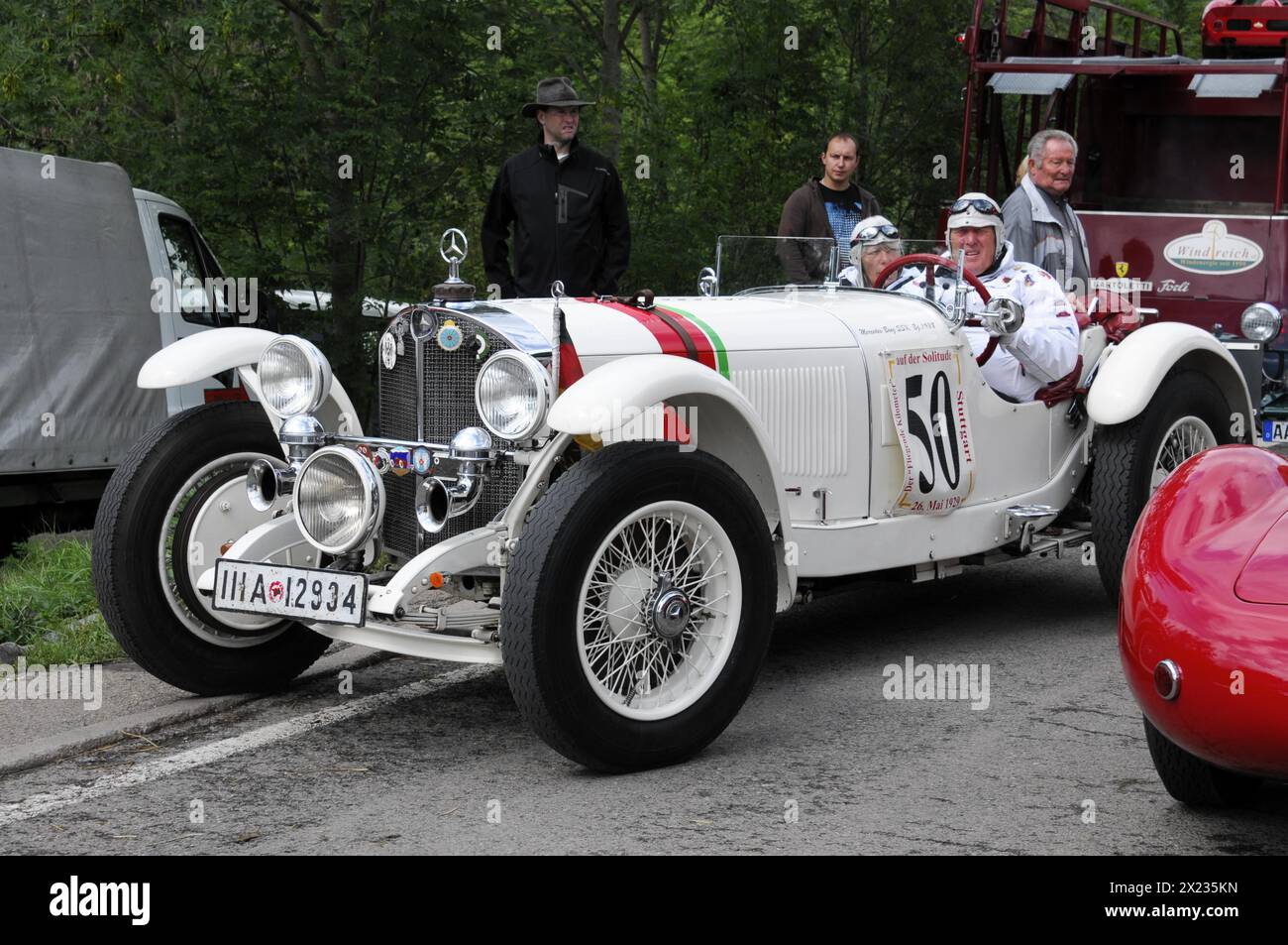 Mercedes-Benz SSK, Baujahr 1928, Ein weißer klassischer Sportwagen mit Startnummer 50 bereit für ein Oldtimer-Rennen, SOLITUDE REVIVAL 2011, Stuttgart Stockfoto