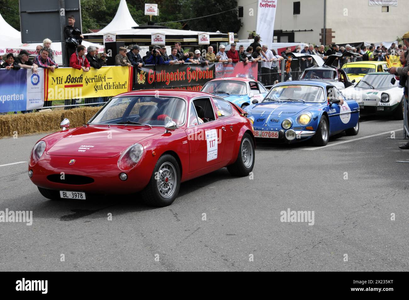 Rot-blaue klassische Sportwagen auf der Rennstrecke, umgeben von Zuschauern, SOLITUDE REVIVAL 2011, Stuttgart, Baden-Württemberg, Deutschland Stockfoto