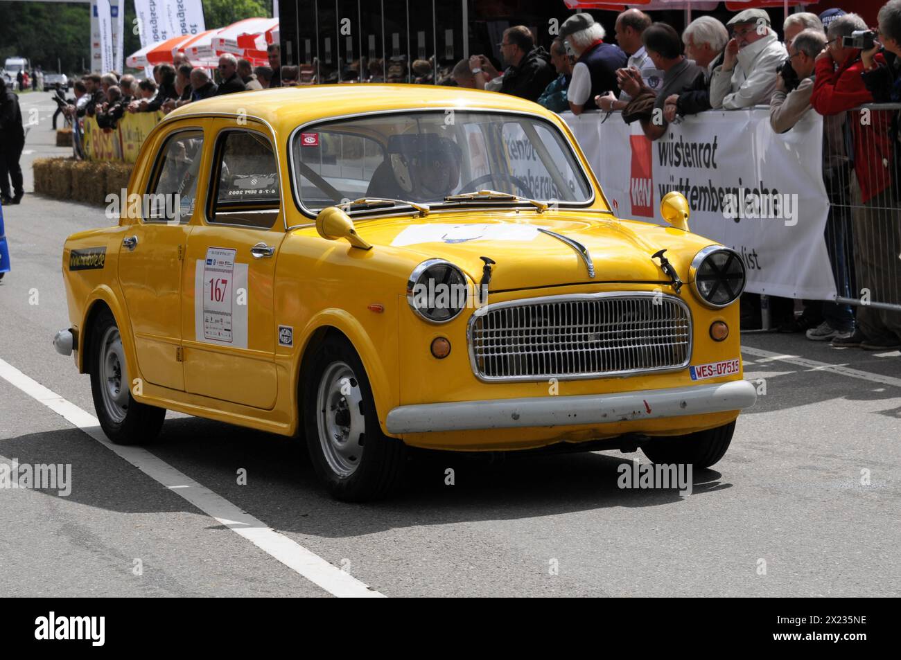 Ein kleiner gelber Wagen mit Startnummer und Unfallschaden bei einem Oldtimer-Rennen, SOLITUDE REVIVAL 2011, Stuttgart, Baden-Württemberg, Deutschland Stockfoto