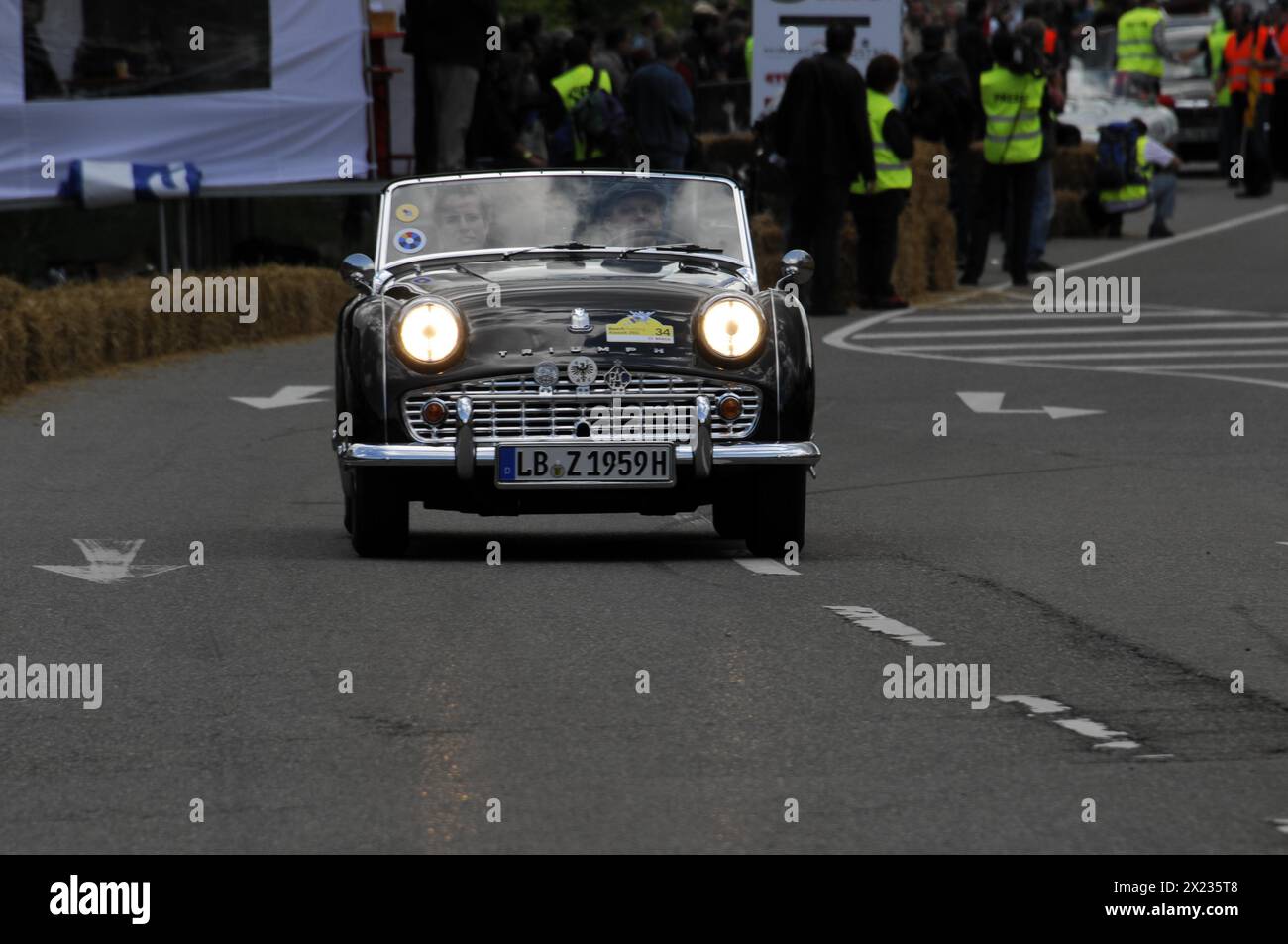 Klassischer Triumph-Sportwagen bei Nacht auf beleuchteter Straße, SOLITUDE REVIVAL 2011, Stuttgart, Baden-Wuerttemberg, Deutschland Stockfoto