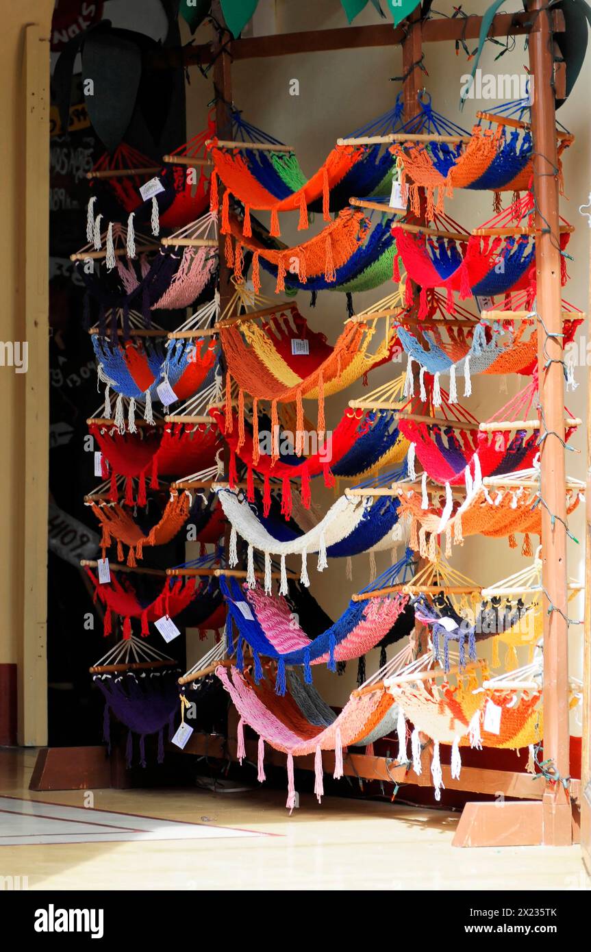 Granada, Nicaragua, farbenfrohe Hängematten vor einem Geschäft, auf einem großen Holzrahmen gehängt, Mittelamerika, Mittelamerika - Stockfoto