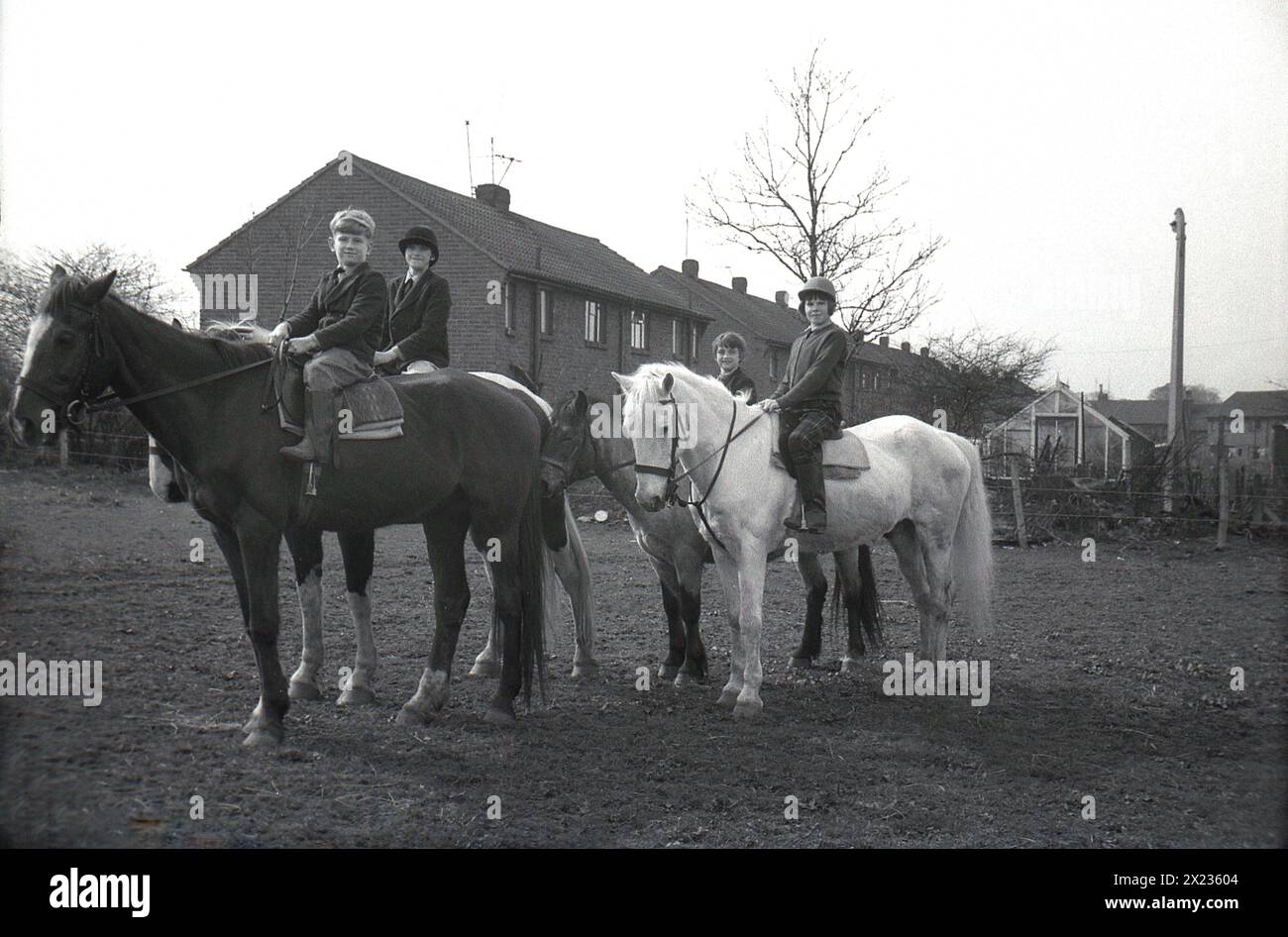 1960er Jahre, historisch, Kinder auf Pferden in einem Feld, England, Großbritannien. Stockfoto