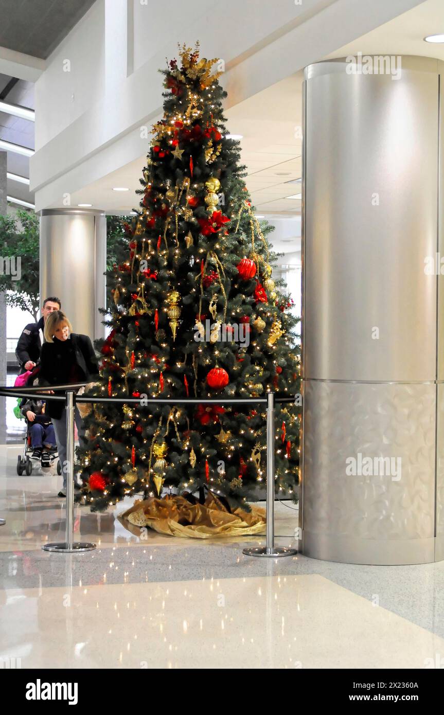 AUGUSTO C. SANDINO Airport, Managua, Nicaragua, Ein großer, dekorierter Weihnachtsbaum im Flughafeninneren, Mittelamerika, Mittelamerika Stockfoto