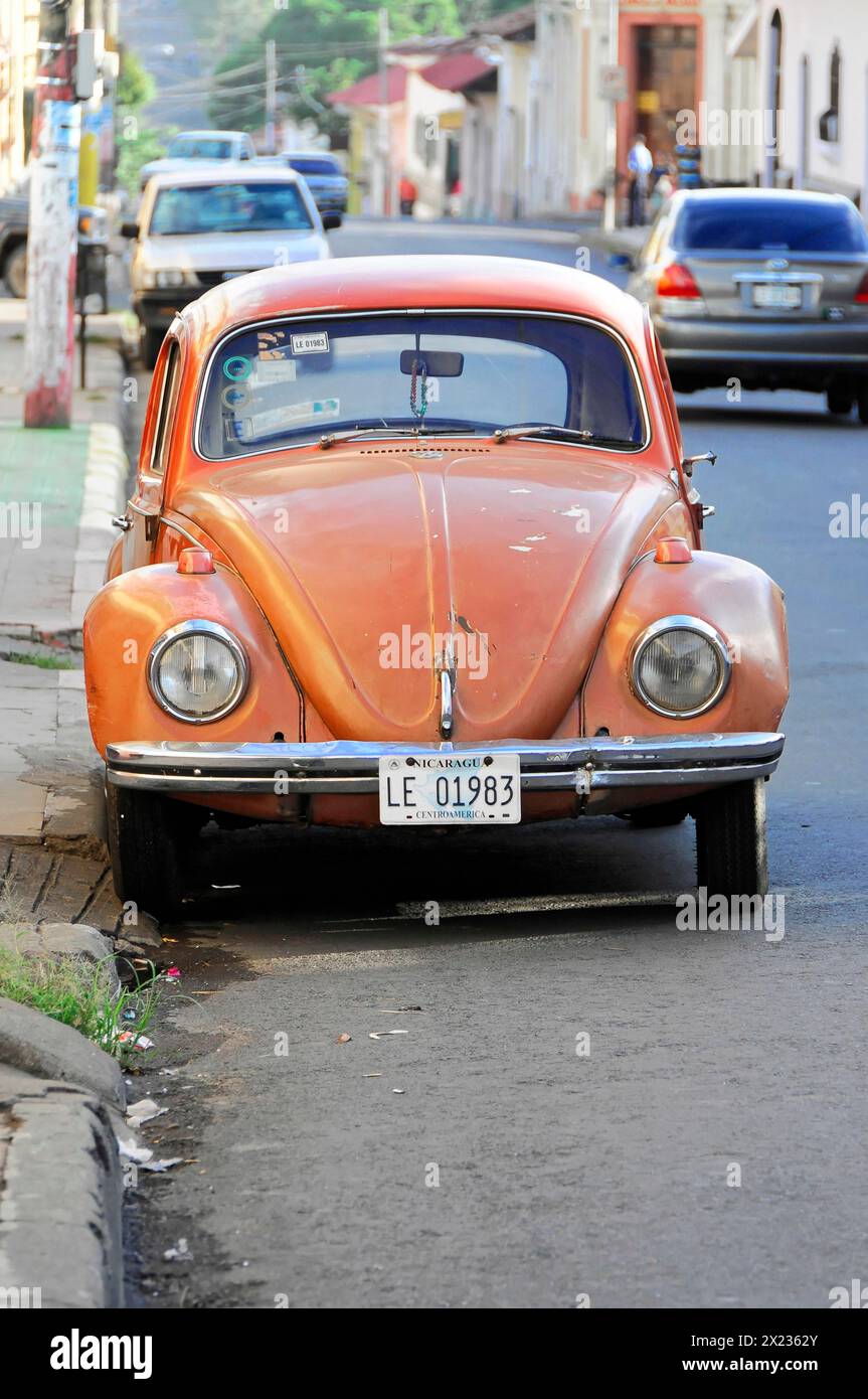 Leon, Nicaragua, Rusty Orange VW Käfer an der Straße geparkt, Mittelamerika, Mittelamerika Stockfoto