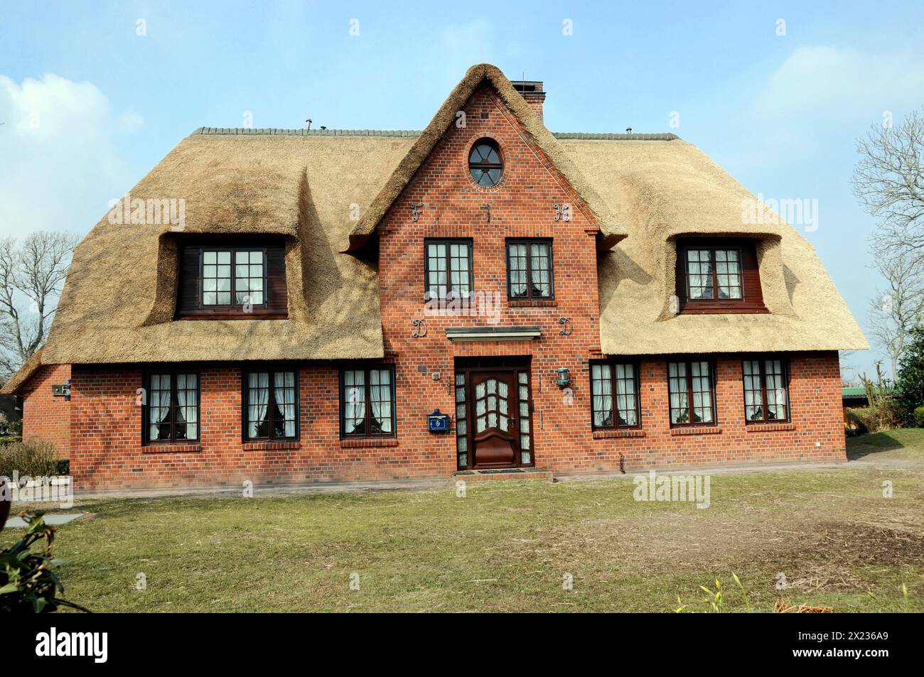 Sylt, Nordfriesische Insel, Schleswig Holstein, beeindruckendes großes Backsteinhaus mit Strohdach und speziellen Fensterformen, Sylt, Nordfriesisch Stockfoto