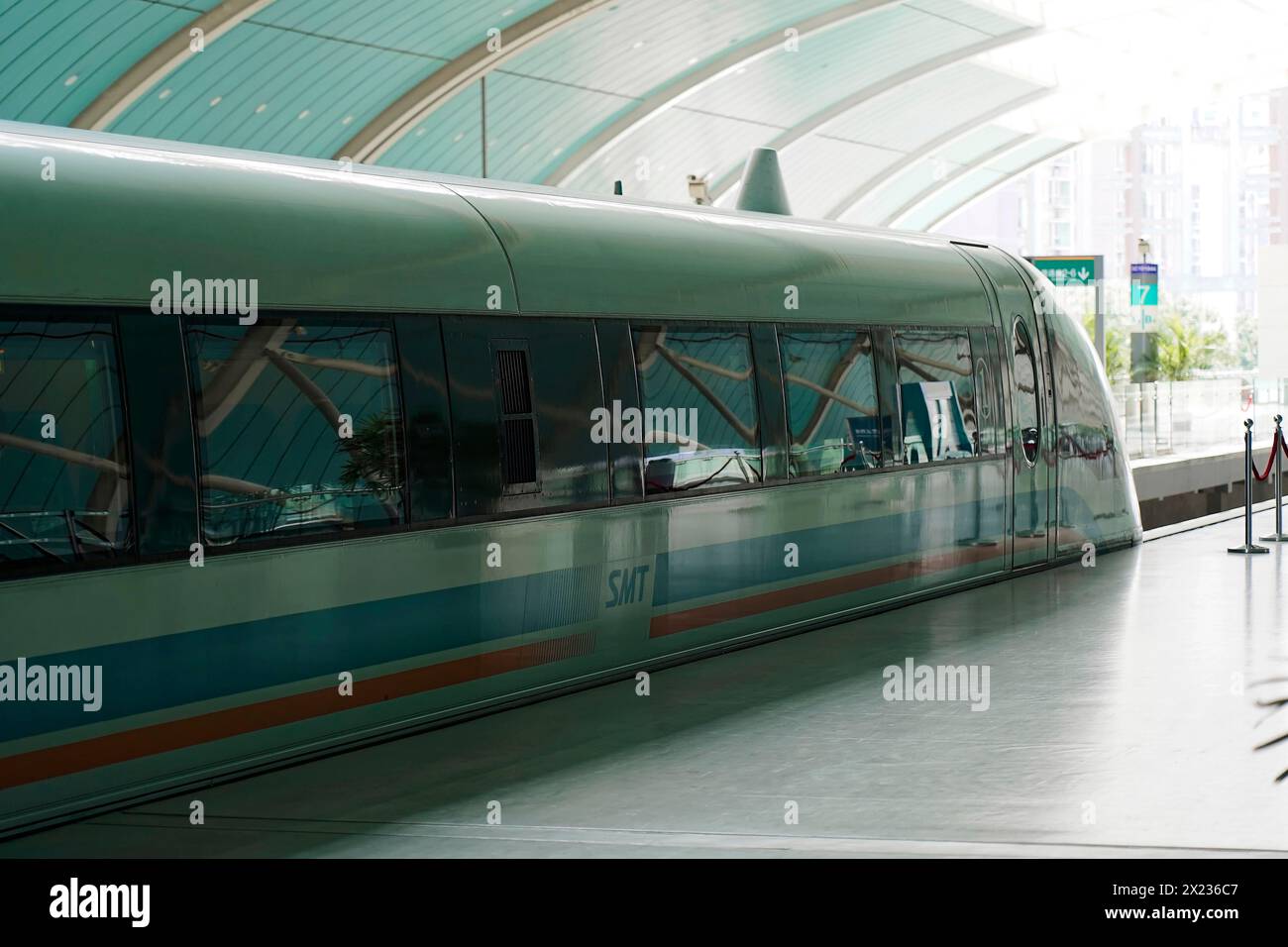 Shanghai Transrapid Maglev Shanghai Maglev Bahnhof, Shanghai, China, Asien, ein leerer Bahnsteig mit einem Zug bereit zur Abfahrt und modern Stockfoto