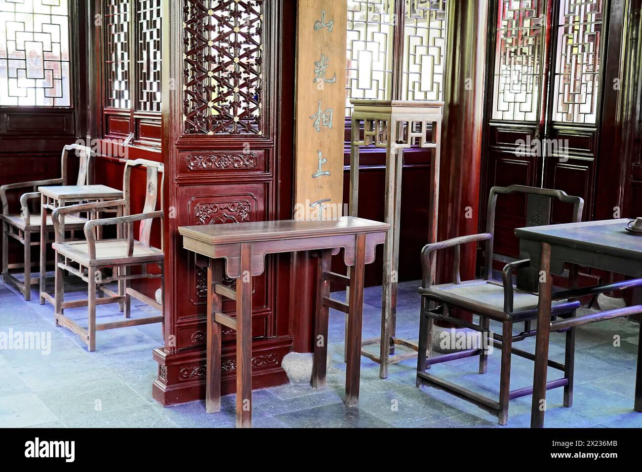 Ausflug zum Wasserdorf Zhujiajiao, Shanghai, China, Asien, Ein traditioneller chinesischer Hochzeitssaal mit fein geschnitzten Holzmöbeln und authentischen Stockfoto