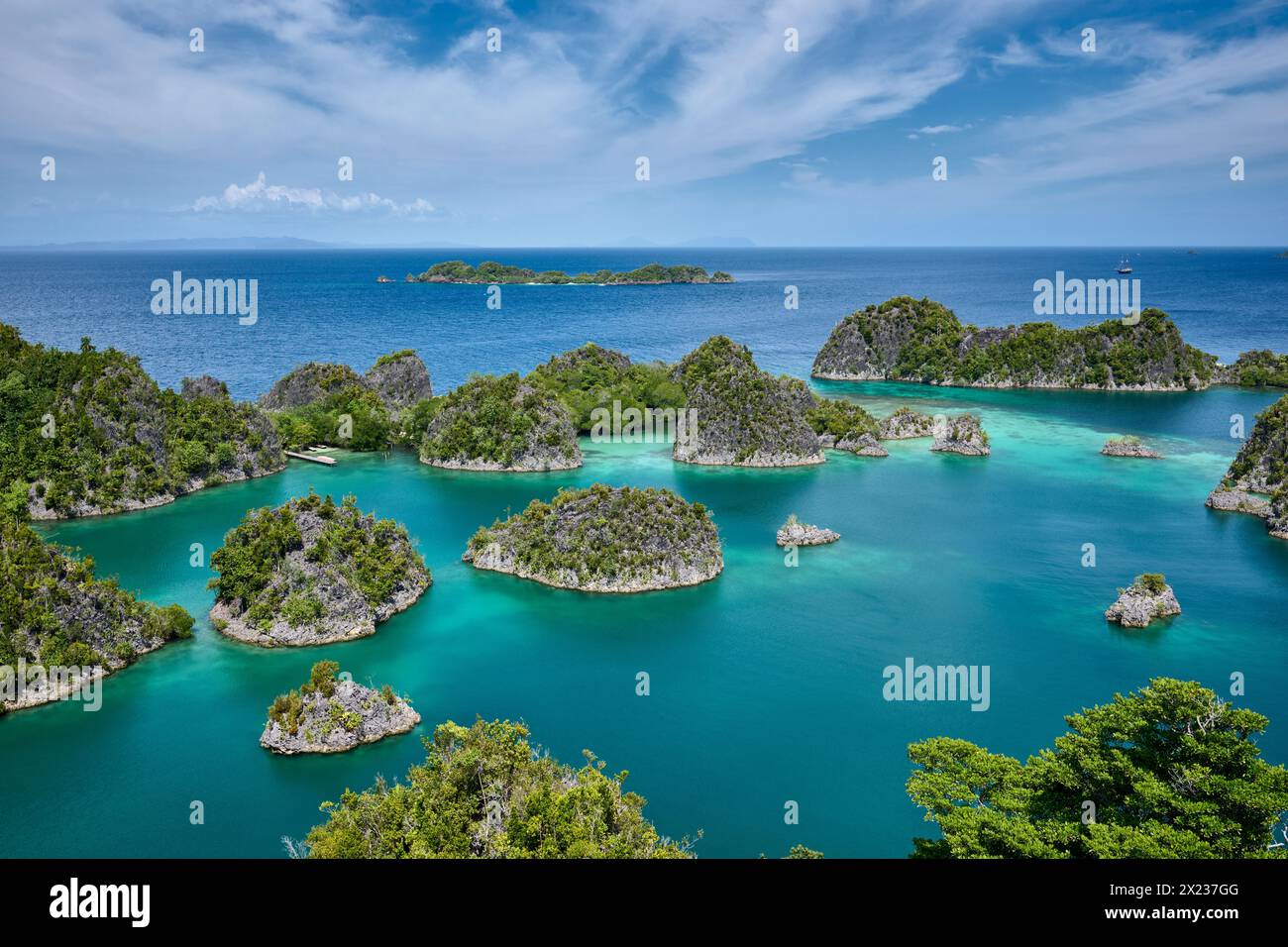 Aussichtspunkt Piaynemo mit wunderschöner Landschaft der Fam-Inseln, Waigeo, Raja Ampat, West Papua, Indonesien Stockfoto