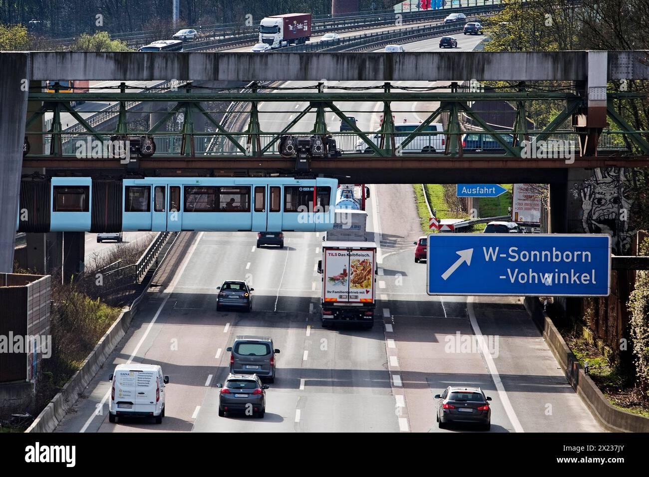 Die Wuppertaler Schwebebahn überquert die Autobahn A46 am Sonnborner Kreuz, innerstädtischer Autobahndreieck Wuppertal, Nordrhein-Westfalen Stockfoto