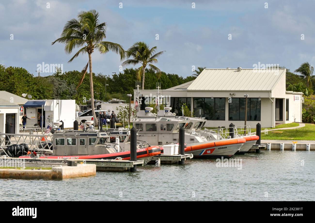 Fort Lauderdale, Florida, USA - 3. Dezember 2023: Die Küstenwache der USA ist an ihrem Hafenstützpunkt in Fort Lauderdale vor Anker gestellt Stockfoto