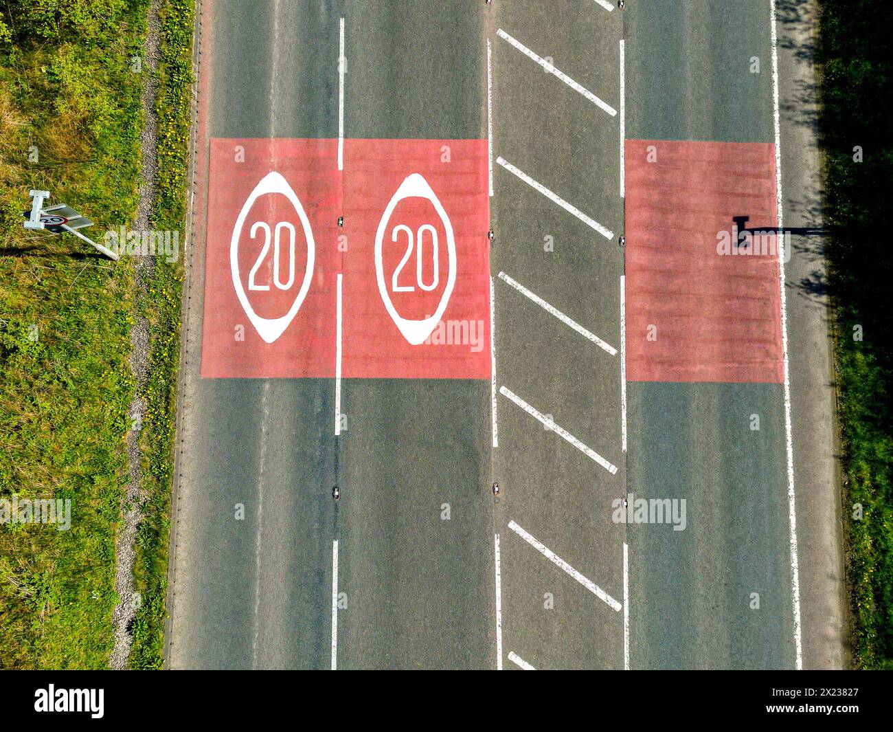 Drohnenansicht der Straßenmarkierungen in Wales, die den Beginn einer Geschwindigkeitsbegrenzung von 20 km/h zeigen. Stockfoto