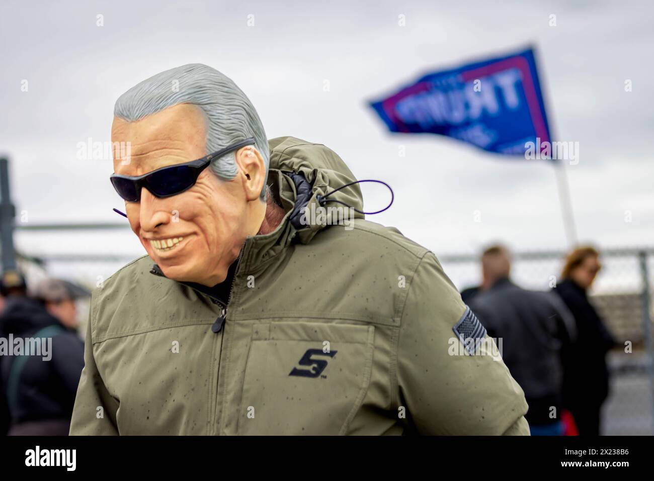 Brooklyn, Usa. April 2024. Ein Unterstützer des ehemaligen Präsidenten Trump trägt eine Joe Biden Maske bei einer Trump-Wahlkampfkundgebung am 13. April 2024 in Schnecksville, Pennsylvania. Trump und der demokratische Präsident Joe Biden sind bei den bevorstehenden Parlamentswahlen im November 2024 die Spitzenkandidaten für das Präsidentenamt. (Foto: Michael Nigro/Pacific Press) Credit: Pacific Press Media Production Corp./Alamy Live News Stockfoto