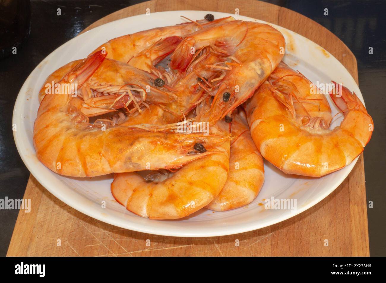 Erleben Sie die Essenz der spanischen Küche mit brausenden Garnelen, einer aromatischen Zutat bei der Herstellung authentischer Paella Stockfoto