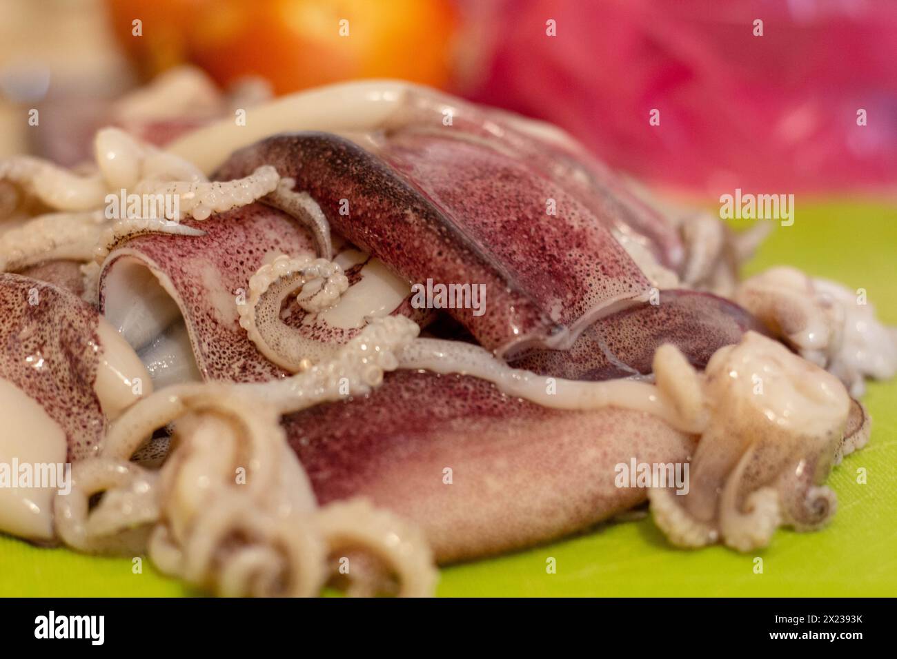 Zubereitung für Paella: Frischer Calamari, bereit zum Zerkleinern Stockfoto