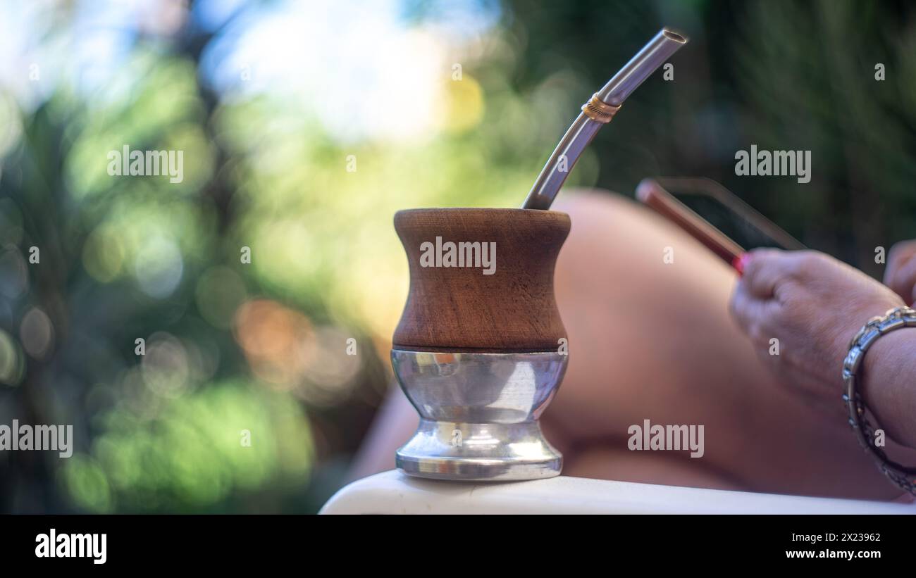 Foto eines Partners mit einer Mate-Glühlampe Stockfoto