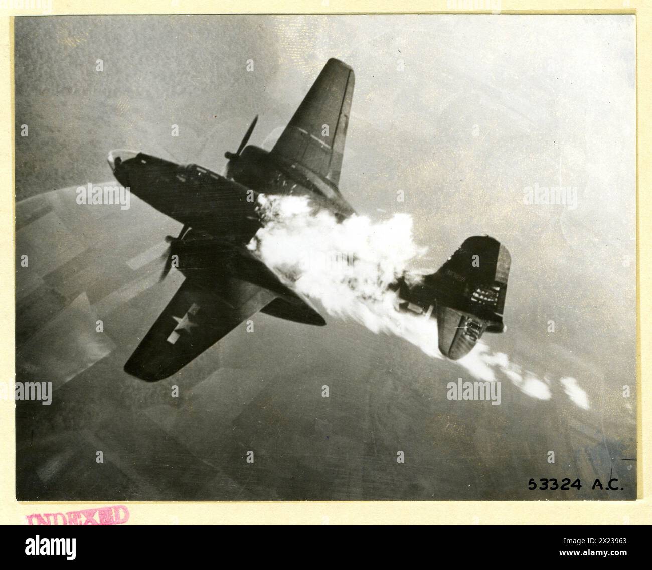 1944 - Niederstufige Angriffe überraschten die Nazis. Obwohl die Verluste extrem gering waren, wurden einige Flugzeuge wie diese flakgefeuerte A-20 vom Feind abgeschossen. Stockfoto