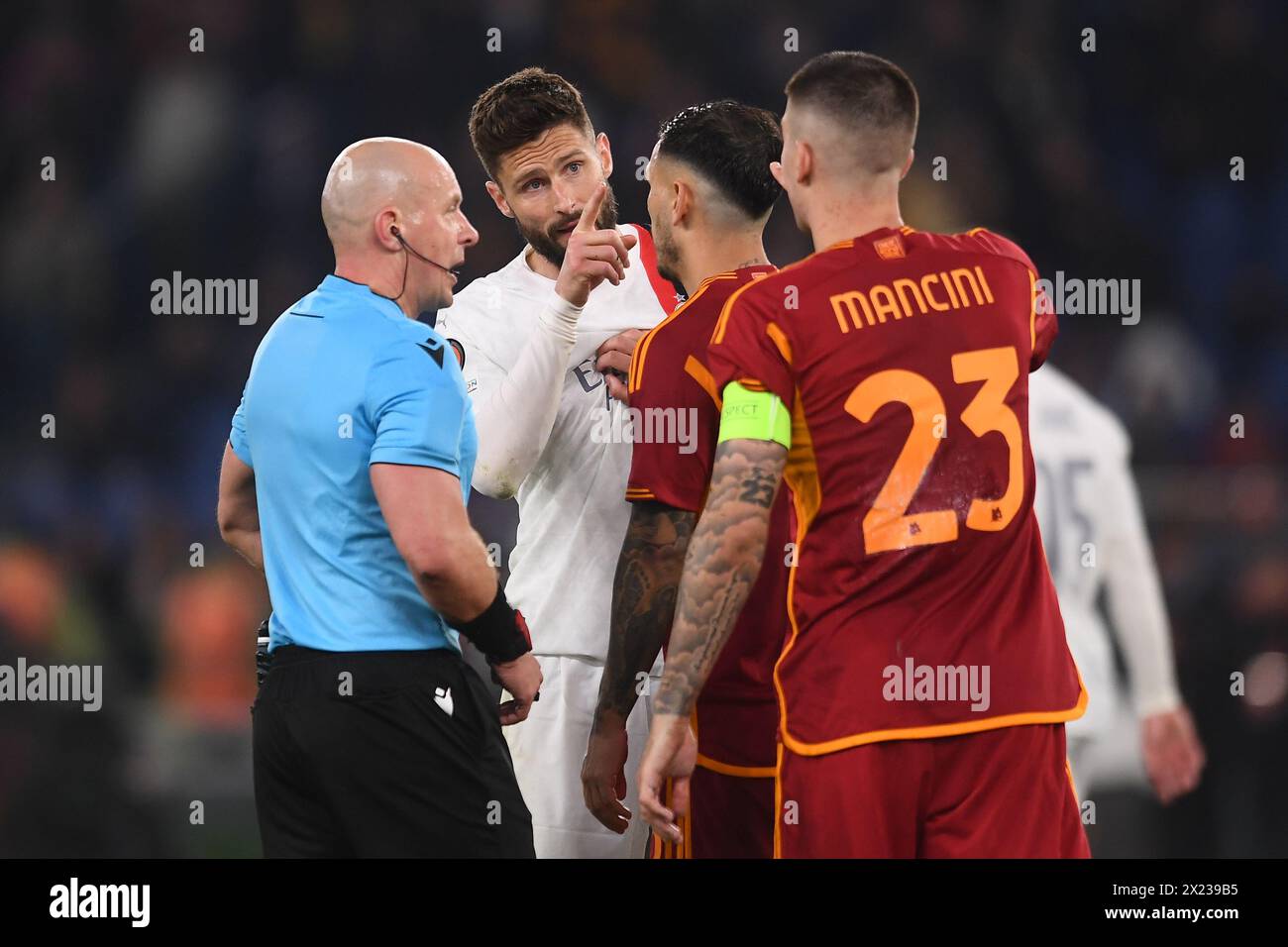 Schiedsrichter Szymon Marciniak greift während der Auseinandersetzung zwischen Olivier Giroud vom AC Milan und Gianluca Mancini von AS Roma während des Europa League-Fußballspiels zwischen AS Roma und AC Milan im Olimpico-Stadion in Rom (Italien) am 18. April 2024 ein. Stockfoto