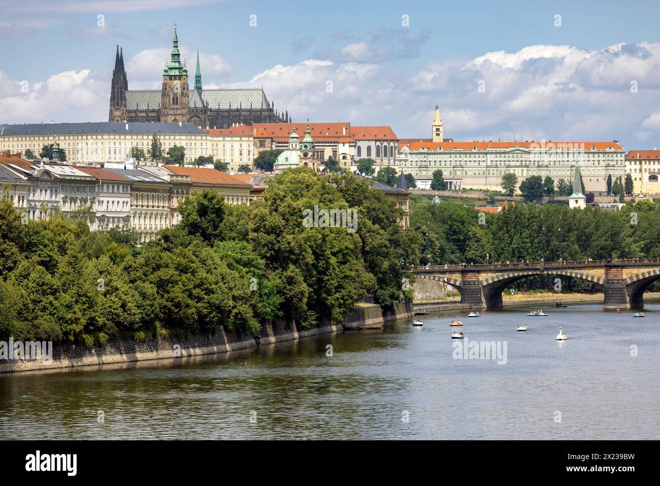 Blick auf Hradcany mit der Prager Burg hinter der Legionsbrücke über den Fluss Moldau Stockfoto