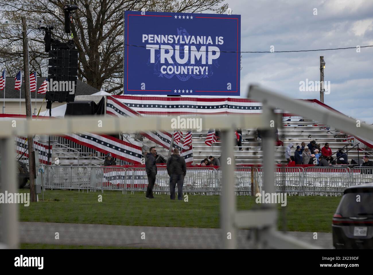 Brooklyn, New York, USA. April 2024. Z großes elektronisches Schild zeigt die Nachricht „Pennsylvania ist Trump-Land“, während Anhänger des ehemaligen Präsidenten Trump am 13. April 2024 an einer Wahlkampfkundgebung in Schnecksville, Pennsylvania, teilnehmen. Trump und der demokratische Präsident Joe Biden sind bei den bevorstehenden Parlamentswahlen im November 2024 die Spitzenkandidaten für das Präsidentenamt. (Kreditbild: © Michael Nigro/Pacific Press via ZUMA Press Wire) NUR REDAKTIONELLE VERWENDUNG! Nicht für kommerzielle ZWECKE! Stockfoto