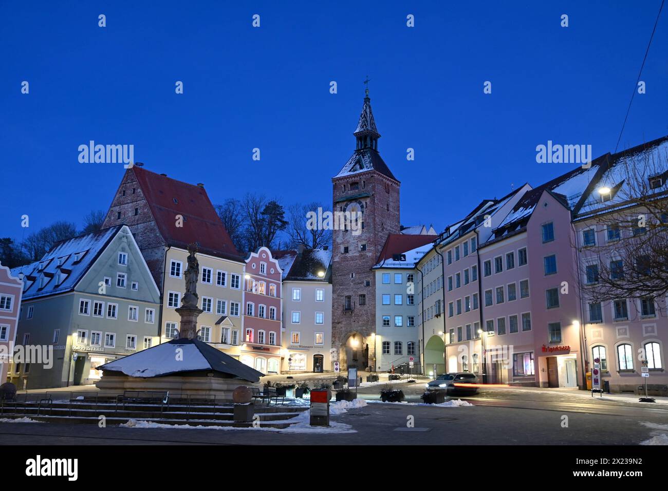Am Hauptplatz mit Schmalzturm, Landsberg am Lech im Winter, Oberbayern, Bayern, Deutschland Stockfoto