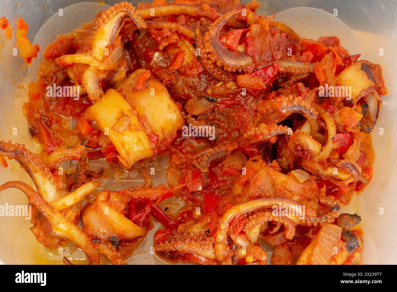 Unser spanischer Sofrito ist für kulinarische Perfektion konzipiert und bereichert Paella mit aromatischen Aromen. Unverzichtbar für authentische mediterrane Küche Stockfoto