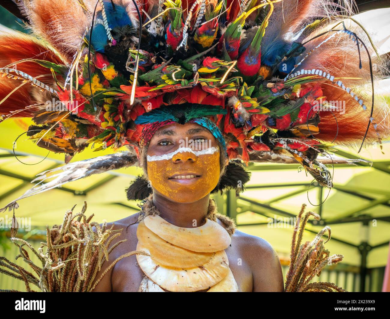 Mädchen in traditioneller Tracht, Federkopfschmuck, Sing Sing, Morobe Show, Lae, Papua-Neuguinea Stockfoto