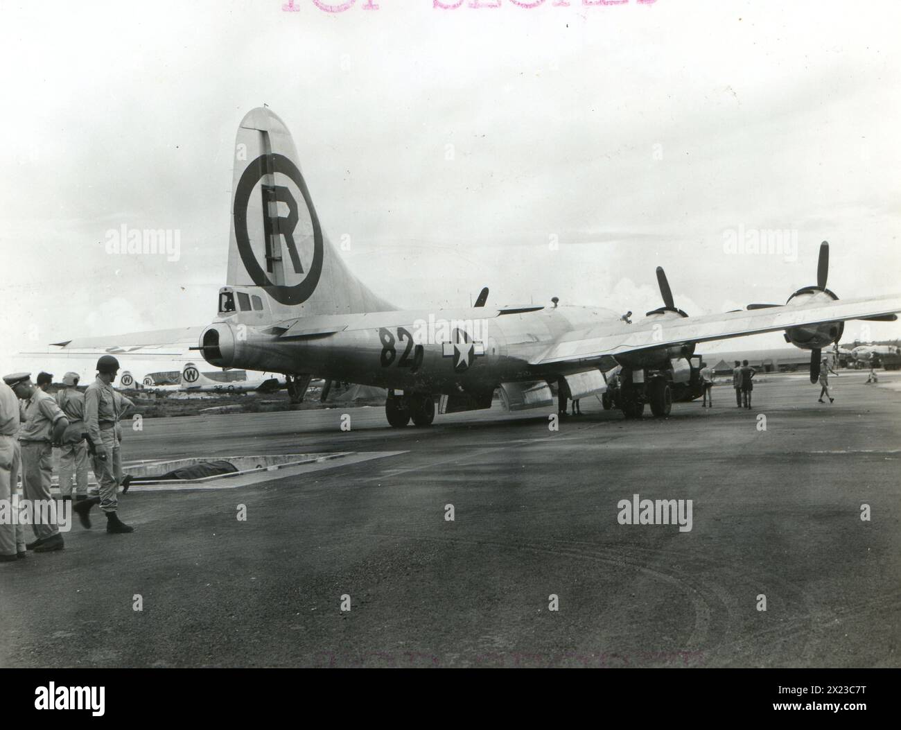 1945. August, Tinian – bringt die Enola Gay in Position über der Bombengrube. Vorbereitung zum Laden von Little Boy. Atombombe. Stockfoto