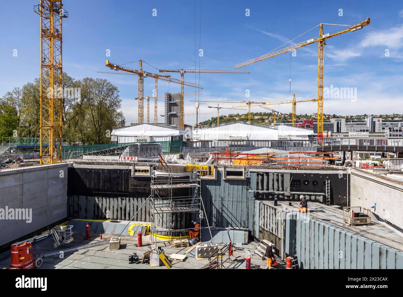 Baustelle Stuttgart21, Kräne aum neuer Hauptbahnhof Stuttgart. Geplante Eröffnung ist im Dezember 2025. // Stuttgart, Baden-Württemberg, Deutschland, 11.04.2024 *** Stuttgart21 Baustelle, Krane am neuen Stuttgarter Hauptbahnhof geplante Eröffnung ist im Dezember 2025 Stuttgart, Baden Württemberg, Deutschland, 11 04 2024 Stockfoto