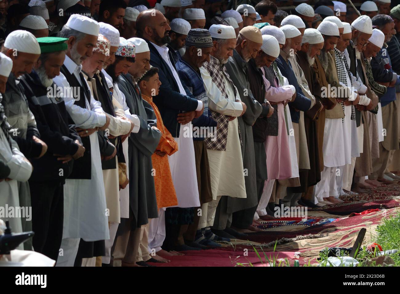 Tausende von Menschen bieten Eid-Gebete am Hazratbal-Schrein von Srinagar an. Kaschmir. Stockfoto