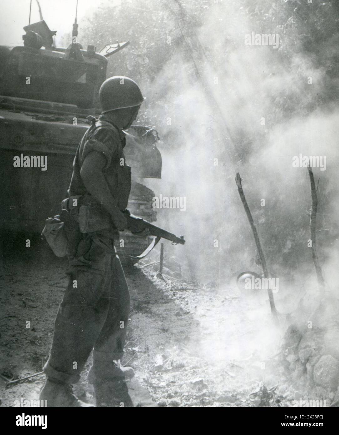 1945: Ein Mitglied der Gruppe L, 24. Inf., 24. Division, tötet einen Jap, dessen Helm auf der Gruppe rechts unten durch den Rauch der Schlacht von Malinta Hill auf Corregidor zu unterscheiden ist. Dieser Japaner hatte eine Granate auf Sgt. Arthur Weithas geschleudert, den YANK-Fotografen, der überlebte, weil die Muschel ein Kerl war. Stockfoto