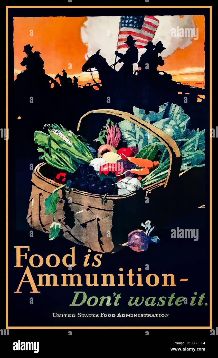 Propaganda Produce Poster „Food is ammunition“ von Seridan aus dem Jahr 1918 in den USA. Es zeigt Produkte im Korb, mit Soldaten und amerikanischer Flagge auf dem Rücken des Pferdes im Hintergrund. Kriegsbemühungen Konservierung und Konsum von Lebensmitteln nach Künstler: J. E. Sheridan 1918 USA Weltkrieg, erster Weltkrieg Stockfoto