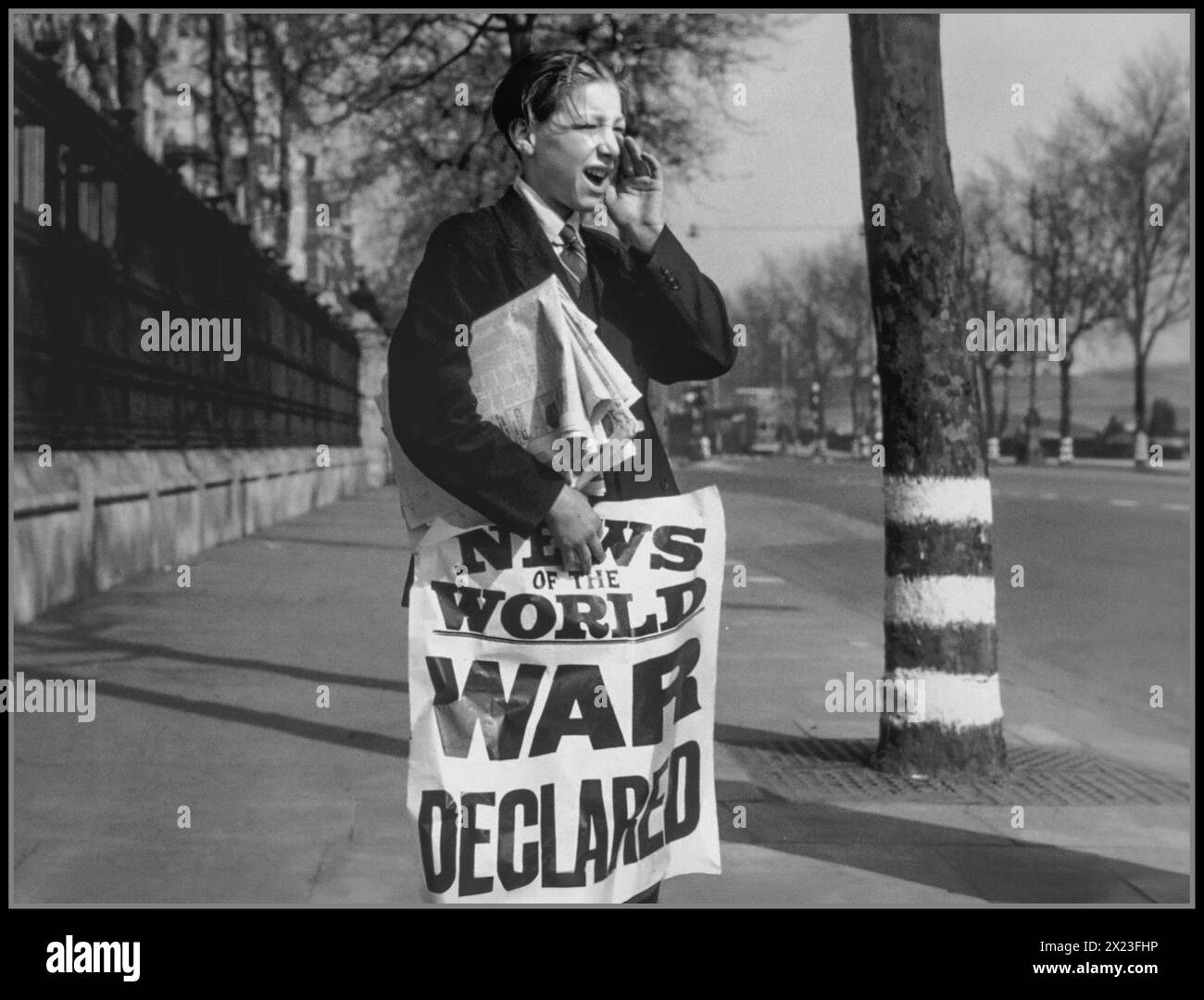 1939 KRIEG ERKLÄRT, britischer Zeitungsverkäufer schreit die Nachricht, dass Nazi-Deutschland der Krieg erklärt wird. Die Botschaft London UK. News of the World-Banner-Ankündigung. Zweiter Weltkrieg September 1939 London Großbritannien Stockfoto
