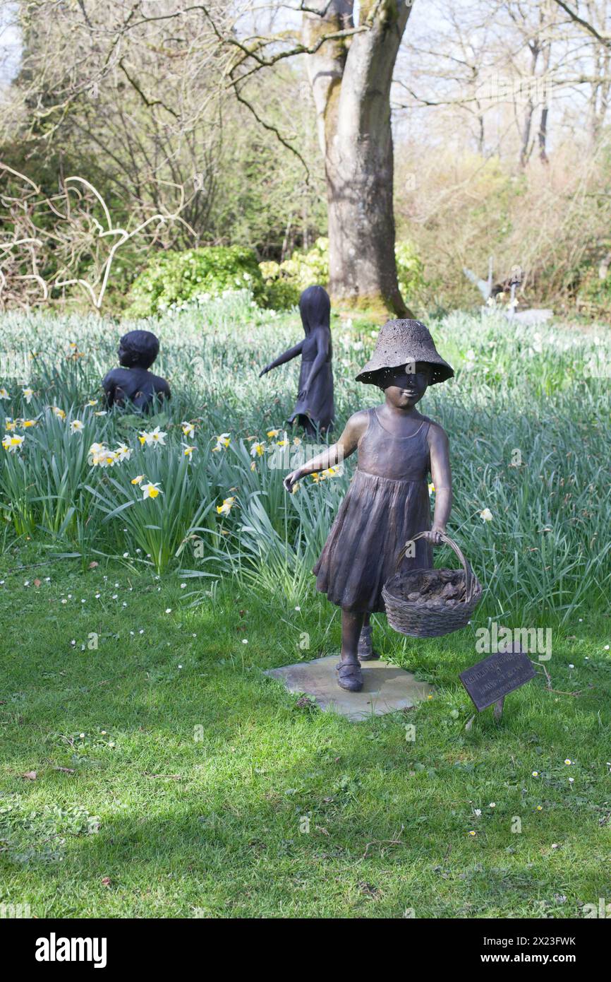 Eine Statue von Kindern, die in den Gärten von Le Manoir aux Quat Saisons in Oxfordshire im Vereinigten Königreich spielen Stockfoto