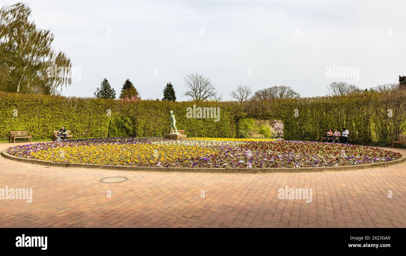 Die Speerschleuder, Skulptur in bepflanzten Gärten in Gruga oder Grugapark, Zentralpark in Essen, NRW, Deutschland Stockfoto