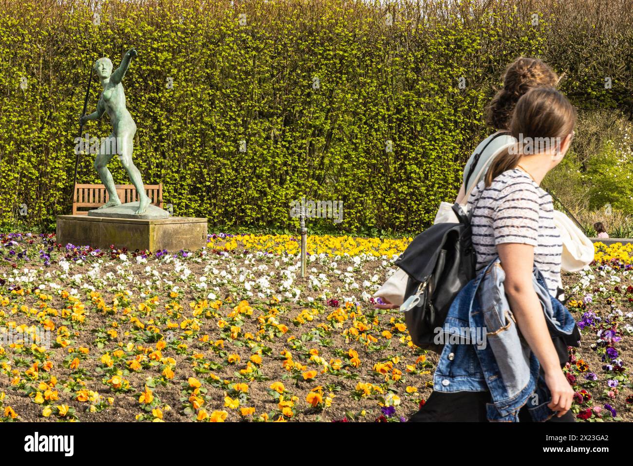 Die Speerschleuder, Skulptur in bepflanzten Gärten in Gruga oder Grugapark, Zentralpark in Essen, NRW, Deutschland Stockfoto